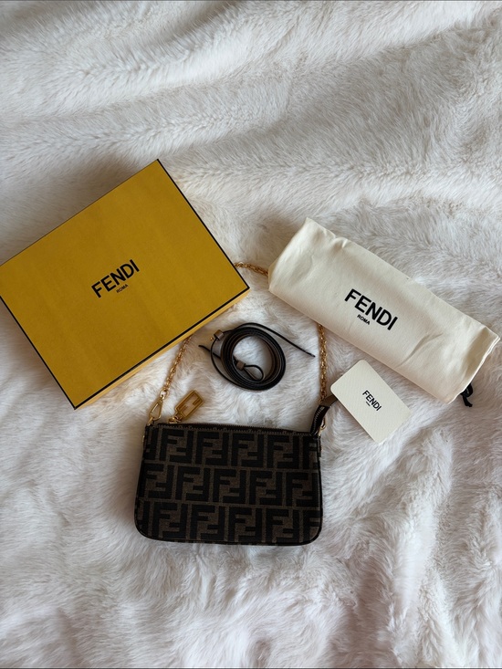 Fendi Handbags - 100% AUTHENTIC Fendi purse